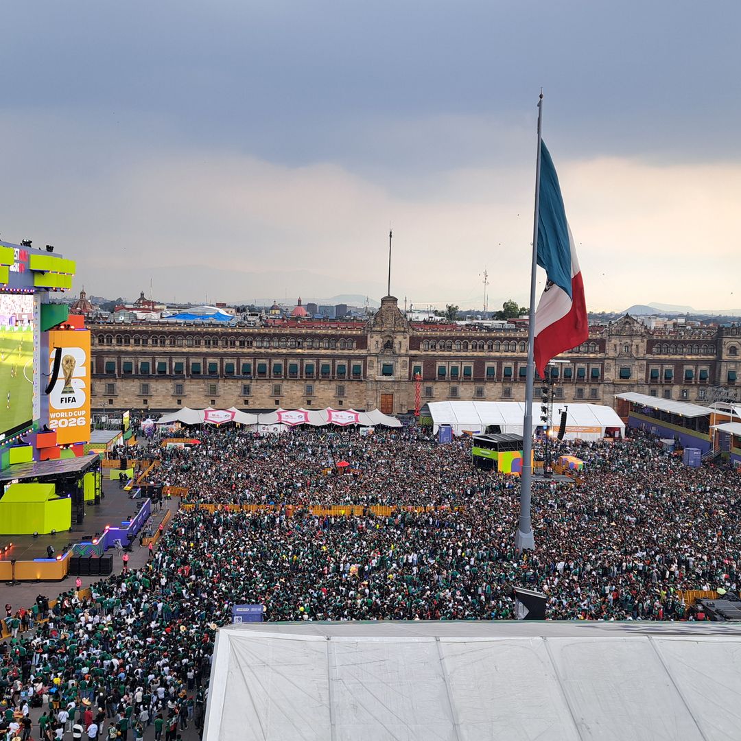 Aficionados abarrotan el Zócalo de la Ciudad de México. Foto: N+